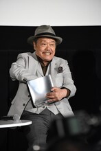 観客プレゼントの抽選くじを引く西田敏行。