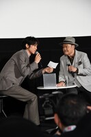 観客プレゼントの抽選くじを引く松坂桃李（左）。