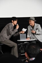 観客プレゼントの抽選くじを引く松坂桃李（左）。