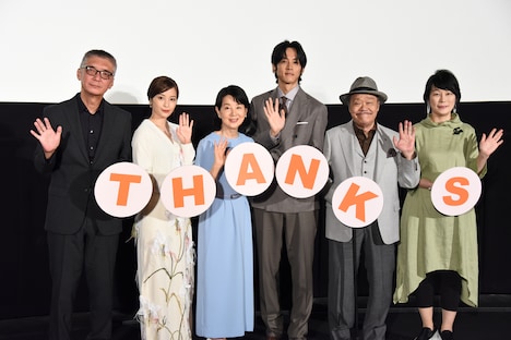 「いのちの停車場」舞台挨拶の様子。左から成島出、広瀬すず、吉永小百合、松坂桃李、西田敏行、南杏子。