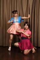 左からきみと歩実演じるなな、亜矢みつき演じるハチ。