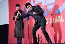 「ザ・ファブル 殺さない殺し屋」満員御礼舞台挨拶の様子。倒れ込む平手友梨奈をギリギリで助ける様子を再現する岡田准一（右）。