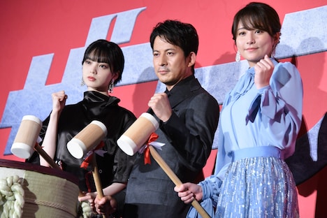 左から平手友梨奈、岡田准一、木村文乃。