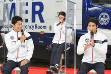 左から鈴木亮平、菜々緒、賀来賢人。