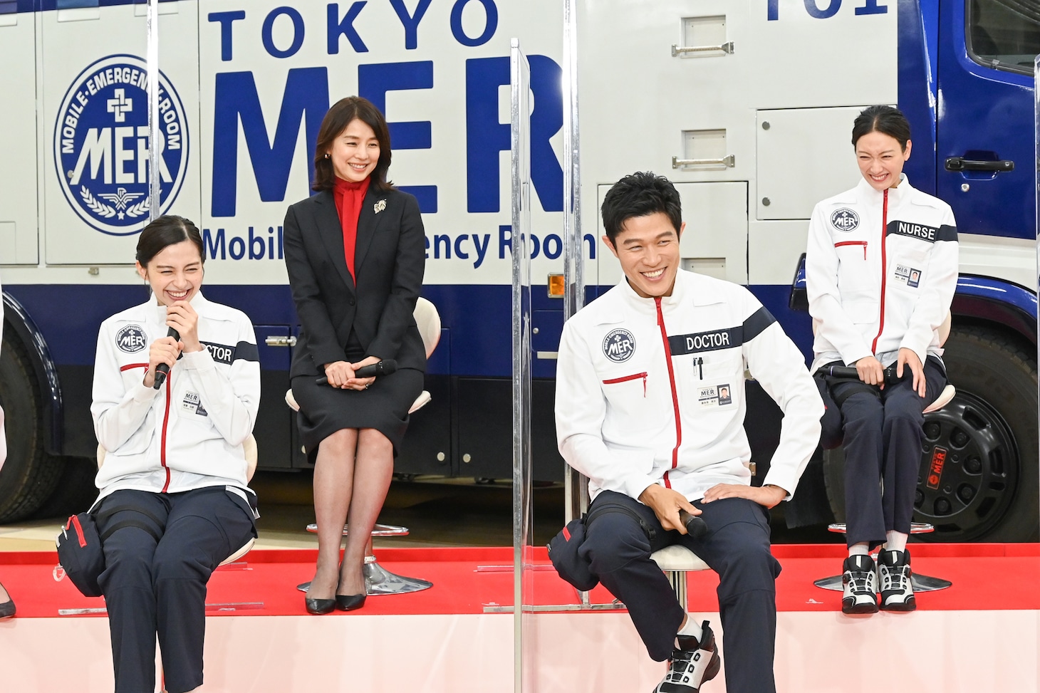 左から中条あやみ、石田ゆり子、鈴木亮平、菜々緒。