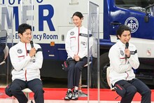 左から鈴木亮平、菜々緒、賀来賢人。