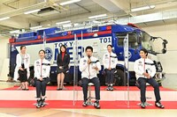 前列左から中条あやみ、鈴木亮平、賀来賢人。後列左から仲里依紗、石田ゆり子、菜々緒。