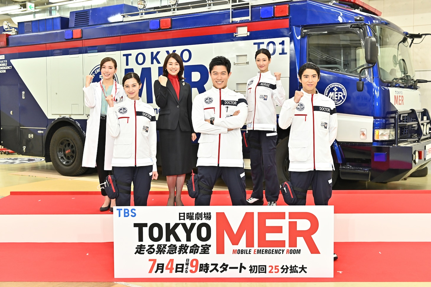 「TOKYO MER～走る緊急救命室～」制作発表会見の様子。前列左から中条あやみ、鈴木亮平、賀来賢人。後列左から仲里依紗、石田ゆり子、菜々緒。
