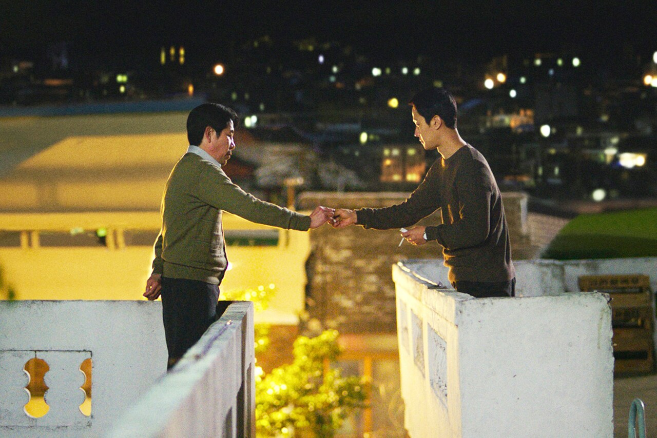 韓国映画「偽りの隣人 ある諜報員の告白」予告、敵視していたはずが“お隣さん”に