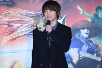 妖怪スネコスリを肩に乗せる神木隆之介。