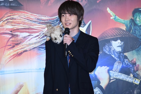 妖怪スネコスリを肩に乗せる神木隆之介。