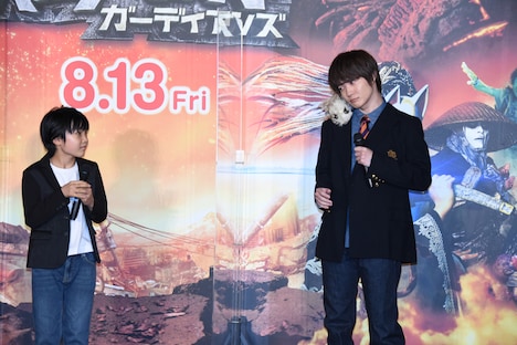 妖怪スネコスリの話を聞く神木隆之介（右）と、やり取りを眺める寺田心（左）。