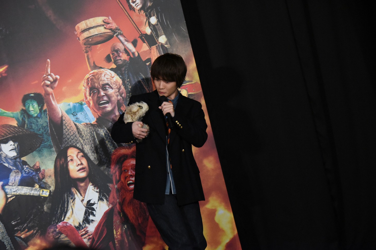 妖怪スネコスリと会話しながら壇上を去る神木隆之介。