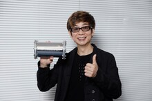 「トゥモロー・ウォー」オリジナルのタイムカプセルをプレゼントされた山寺宏一。