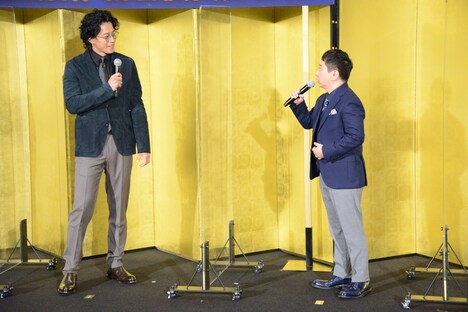 左から小栗旬、田中裕二。