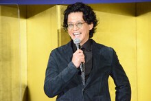 田中裕二から「霜降り明星の粗品が小栗くんに寄っていってると思う」と指摘され、笑う小栗旬。