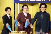左から津田健次郎、尾上松也、小栗旬。