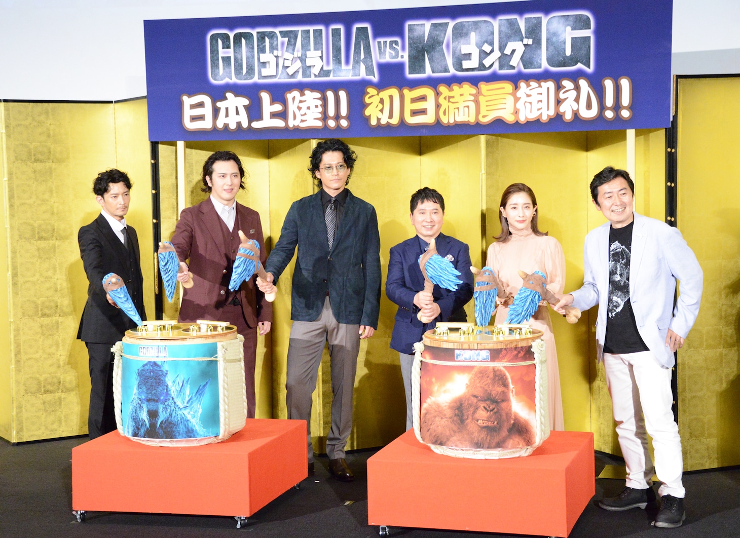 「ゴジラvsコング」初日舞台挨拶の様子。左から津田健次郎、尾上松也、小栗旬、田中裕二、田中みな実、笠井信輔。