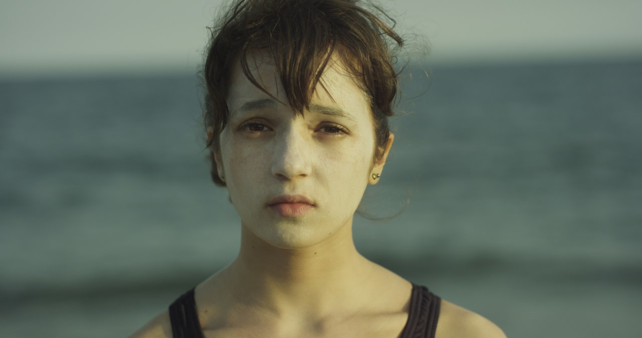 思春期の性捉えた「愛のように感じた」8月公開、14歳少女と大学生がビーチで出会う