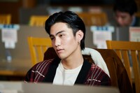 大平修蔵演じる里島敦。