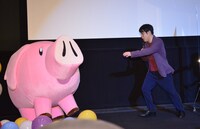 後ろに倒れそうになるホークにかけよる井上裕介。