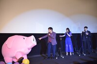 突然動き出したホークに驚くキャスト陣。