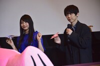 左から雨宮天、梶裕貴。