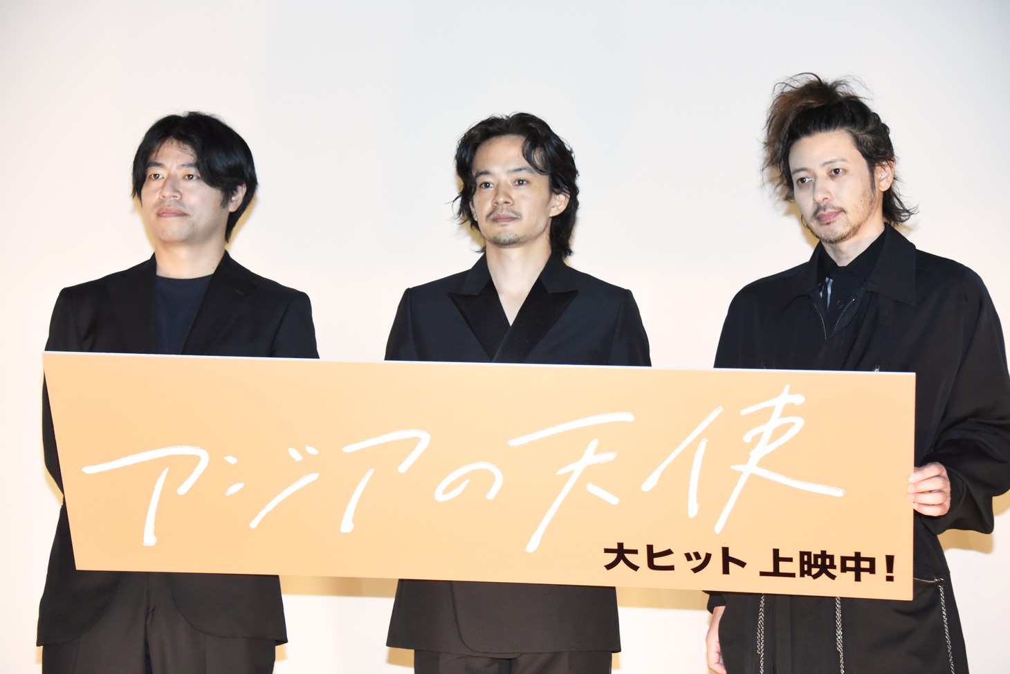 「アジアの天使」公開記念舞台挨拶の様子。左から石井裕也、池松壮亮、オダギリジョー。