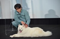 サモンをなでる浅香航大。