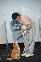 きぃにマイクを向ける中川大志。