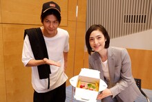 左から速水もこみち、天海祐希。