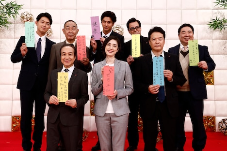 「緊急取調室」制作発表会見の様子。前列左から小日向文世、天海祐希、田中哲司。後列左から工藤阿須加、でんでん、速水もこみち、鈴木浩介、塚地武雅。