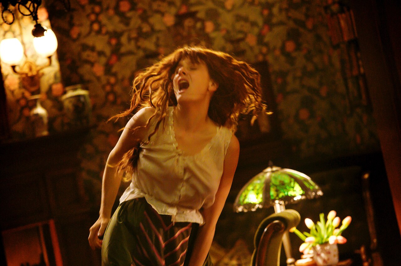 「ミス・マルクス」初日決定、父カールや少女時代捉えた新写真9枚も到着