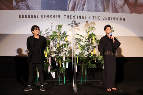 左から大友啓史、佐藤健。