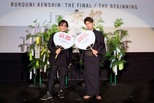 「るろうに剣心 最終章 The Beginning」舞台挨拶の様子。左から大友啓史、佐藤健。