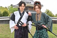 左から水石亜飛夢、鈴木勝吾。