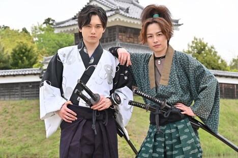 左から水石亜飛夢、鈴木勝吾。