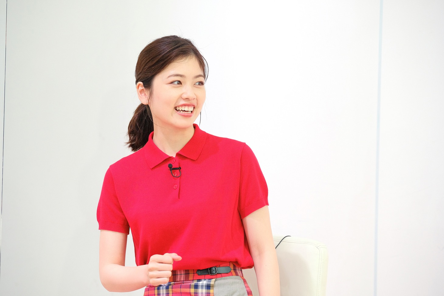 中島健人の拳を向ける挨拶を思い出し、笑う小芝風花。