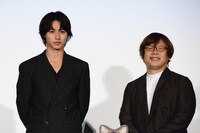「夏への扉 ―キミのいる未来へ―」公開記念舞台挨拶の様子。左から山崎賢人、三木孝浩。