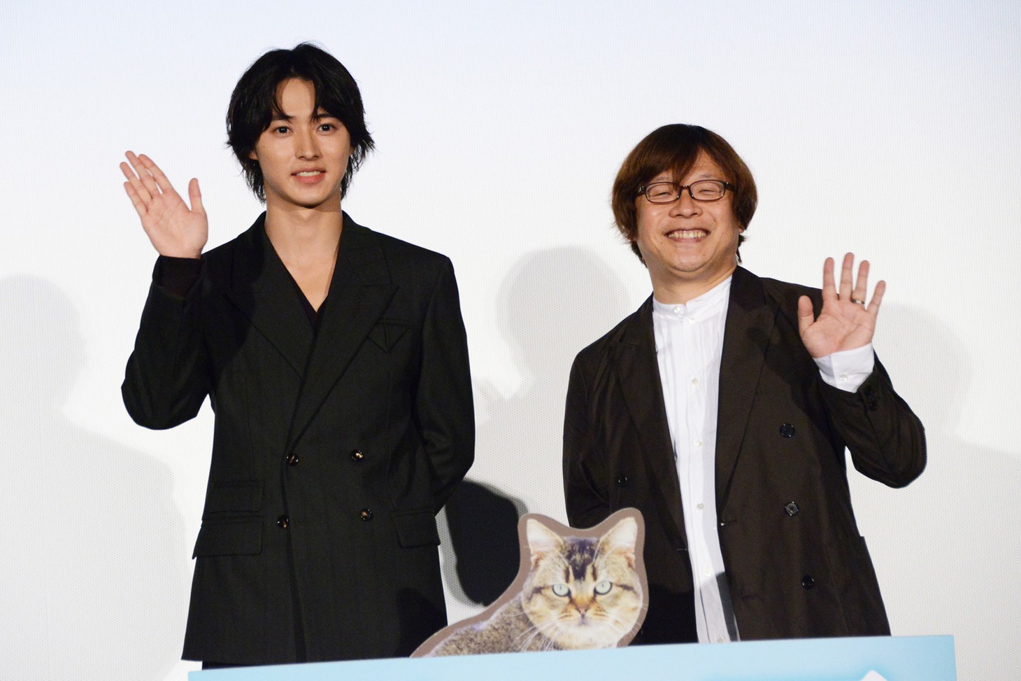 「夏への扉 ―キミのいる未来へ―」公開記念舞台挨拶の様子。左から山崎賢人、三木孝浩。