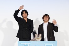 「夏への扉 ―キミのいる未来へ―」公開記念舞台挨拶の様子。左から山崎賢人、三木孝浩。