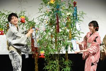 短冊を笹に付ける鈴鹿央士（左）と秋田汐梨（右）。