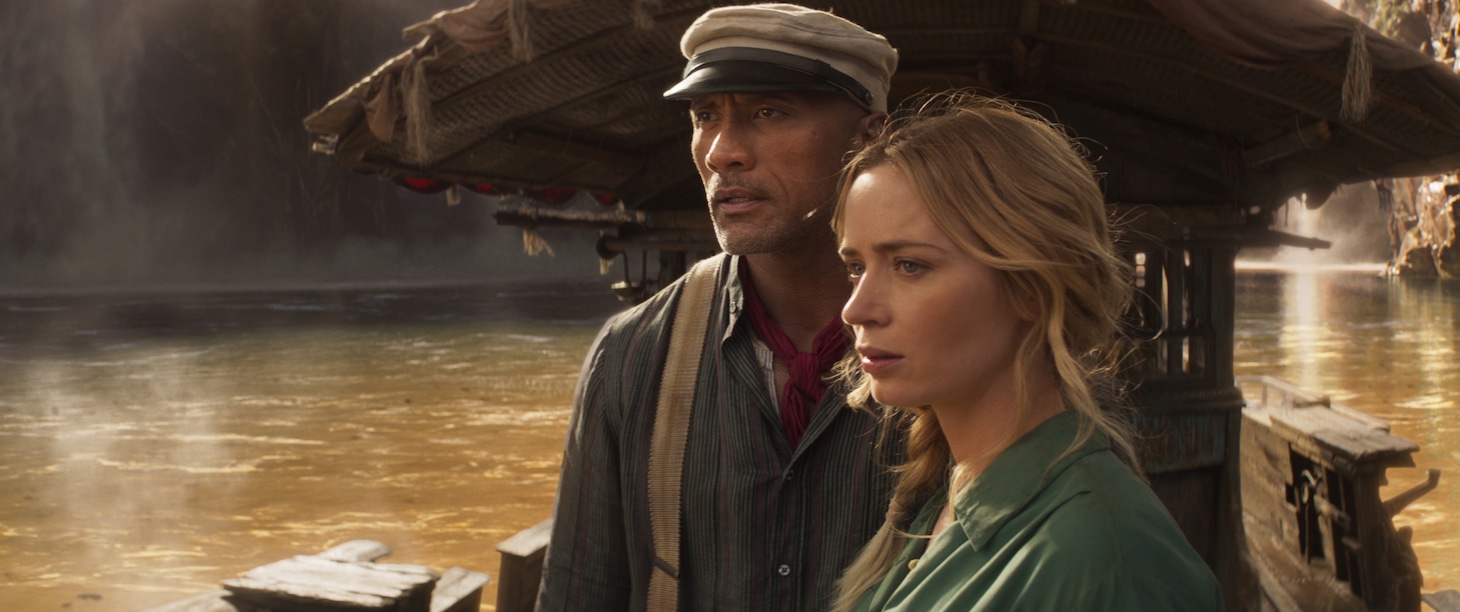「ジャングル・クルーズ」より、ドウェイン・ジョンソン演じるフランク（左）とエミリー・ブラント扮するリリー（右）。