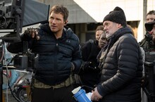 「トゥモロー・ウォー」メイキング写真より、クリス・プラット（左）とクリス・マッケイ（右）。