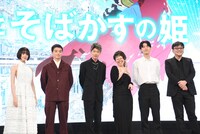 左から玉城ティナ、染谷将太、佐藤健、中村佳穂、成田凌、細田守監督。