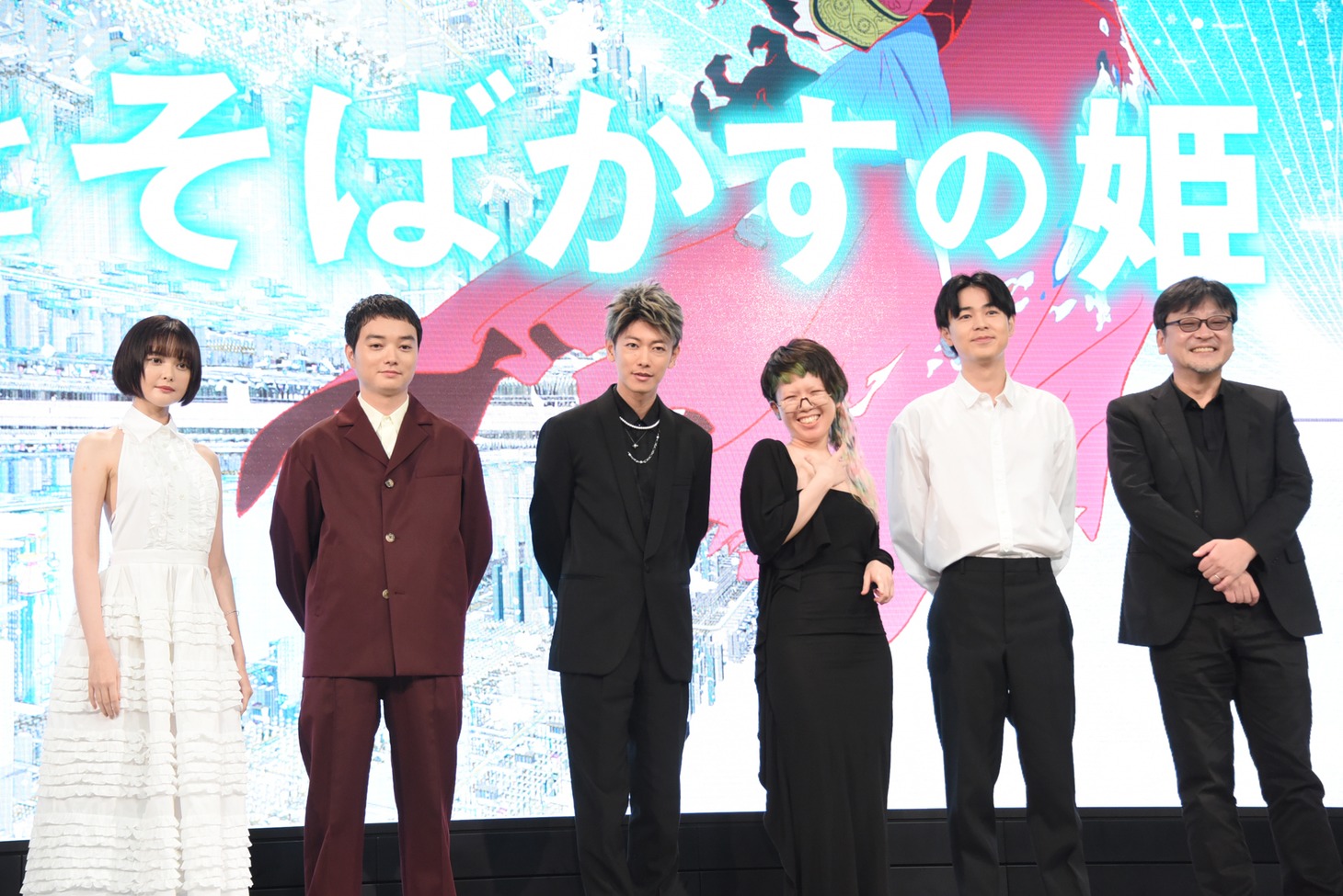 「竜とそばかすの姫」完成報告会見の様子。左から玉城ティナ、染谷将太、佐藤健、中村佳穂、成田凌、細田守監督。