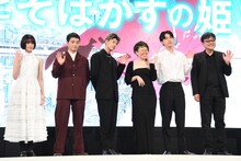 左から玉城ティナ、染谷将太、佐藤健、中村佳穂、成田凌、細田守監督。