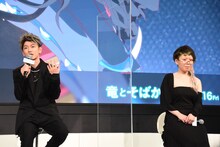 左から佐藤健、中村佳穂。