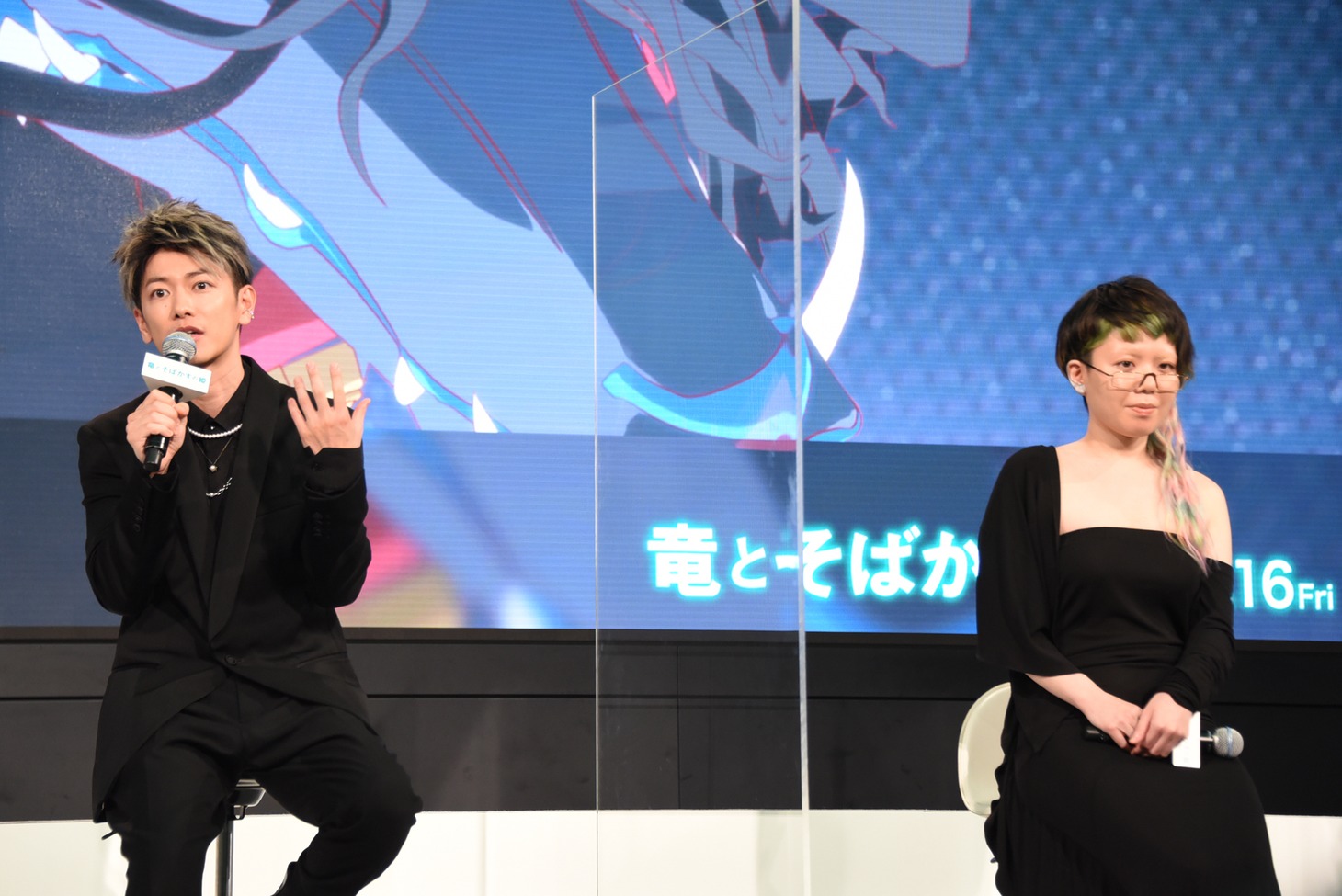 「竜とそばかすの姫」完成報告会見の様子。