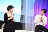 左から中村佳穂、成田凌。